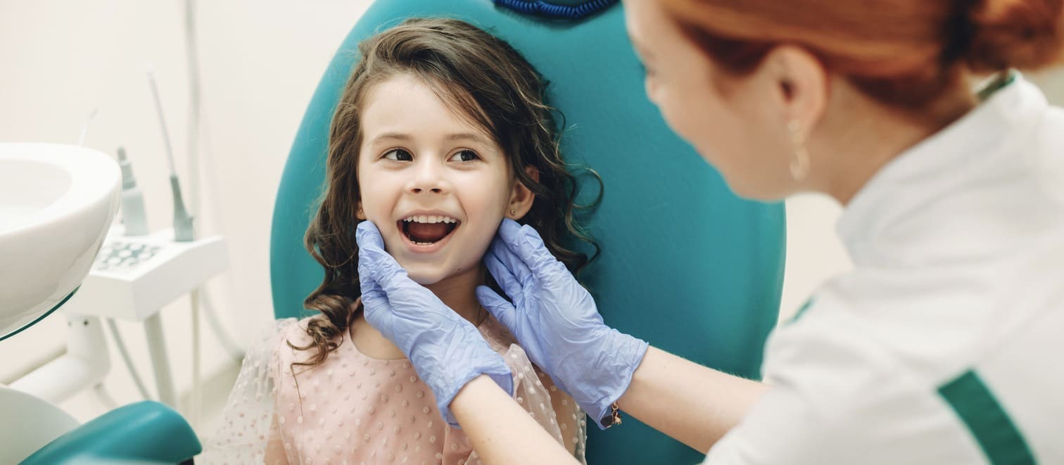 dziewczynka u dentysty, stomatologia dziecięca w Bielanach Wrocławskich, zdrowy uśmiech dziecka
