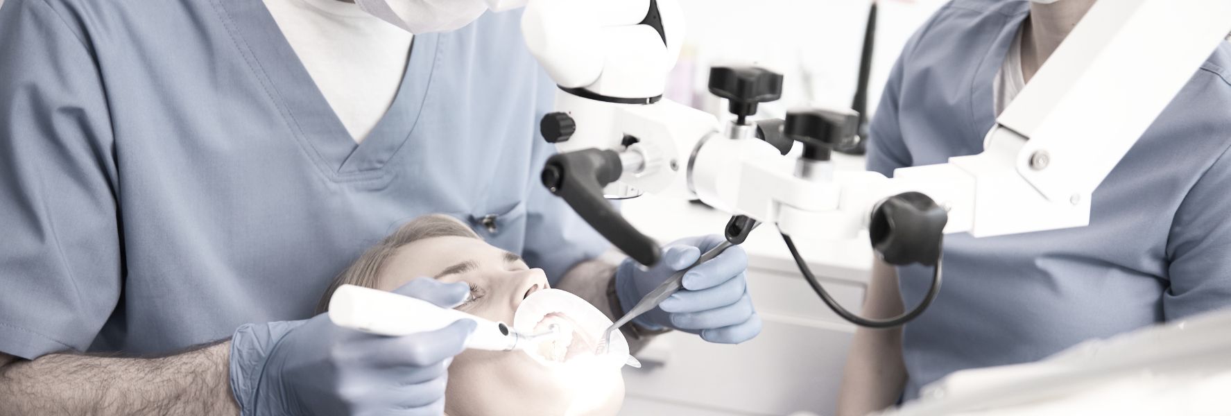 leczenie endodontyczne zębów pod wysokiej jakości mikroskopem w gabinecie dentystycznym w Bielanach Wrocławskich 